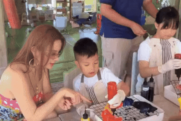 'Chị đẹp' Huyền Baby hiếm hoi khoe con, ngoại hình nổi bật của ái nữ và quý tử gây chú ý