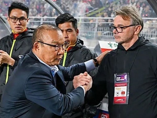 Báo Trung Quốc 'nhầm lẫn', cho rằng HLV Troussier hưởng lương kếch xù, làm HLV Park Hang-seo bất bình