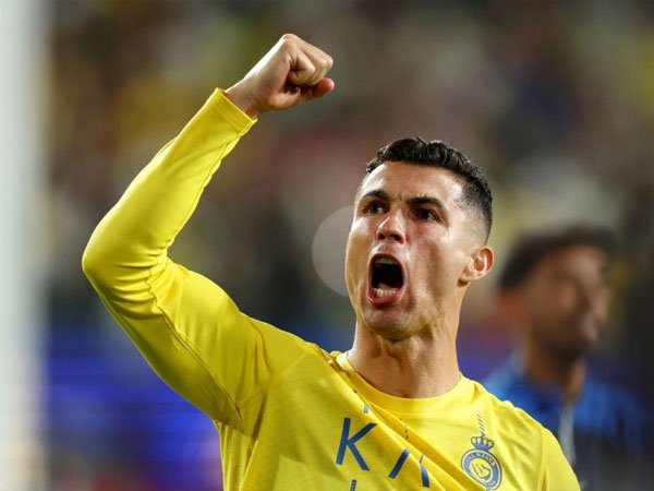 Rực rỡ Ronaldo 39 tuổi: Ghi bàn 8 trận liên tiếp, đáp trả fan đối thủ