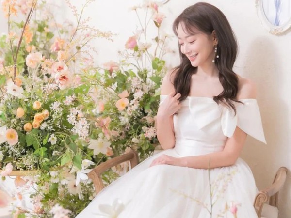 Sao nữ vỡ òa tuyên bố kết hôn với trưởng phòng cảnh sát hình sự, thì ra nên duyên từ buổi họp lớp cấp 3