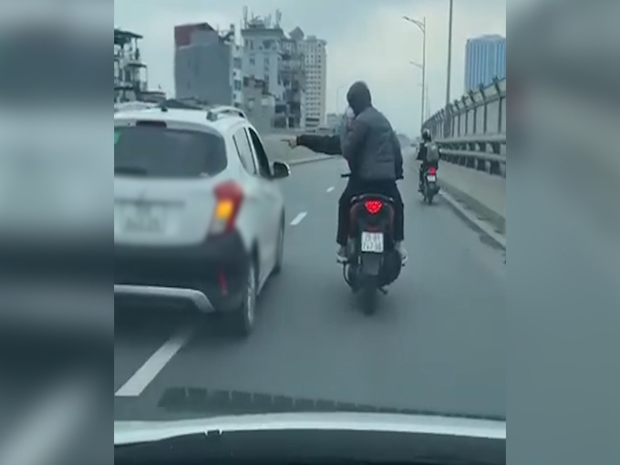 Điều tra 2 nam thanh niên đi xe máy tạt đầu ô tô, đánh người ở đường vành đai 2