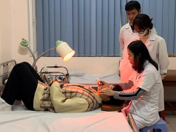 Nguyễn Trần Trung Quân bị méo miệng, liệt dây thần kinh sau show diễn ở Hải Phòng