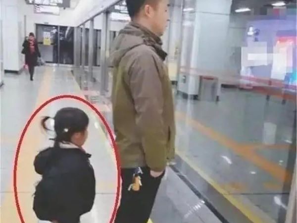 Bức ảnh 'giàu có' ở tàu điện ngầm gây sốt mạng xã hội