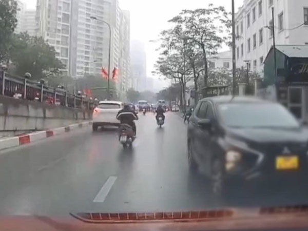 Tài xế ôtô đi ngược chiều thách thức, đe dọa hành hung người đi đường