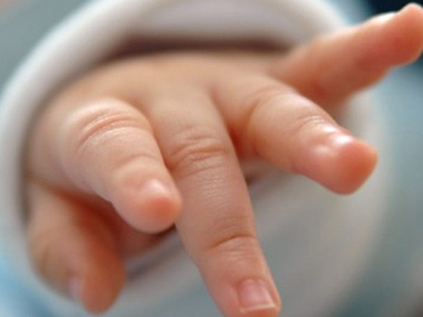 Người phụ nữ ném thẳng cô con gái 5 tháng tuổi từ tầng ba xuống đất vì giận bạn trai