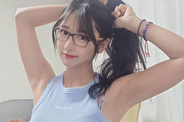 Đi bộ một mình ngoài phố, nữ streamer xinh đẹp bị fan cuồng đuổi theo, hoảng sợ tới suýt bật khóc