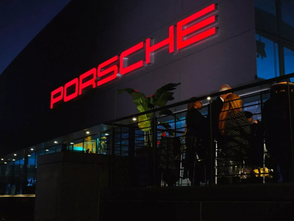 Nam thanh niên bị bắt vì cố gắng mua Porsche bằng tờ ngân phiếu gần 2.000 tỷ
