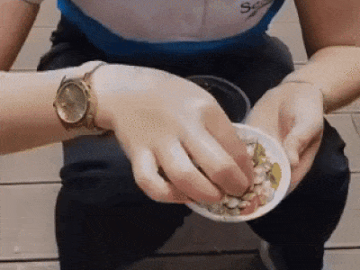 Mùa ốc lể đến: cô gái chỉ dân tình cách ăn ốc không cần dụng cụ nào cực 'ảo'
