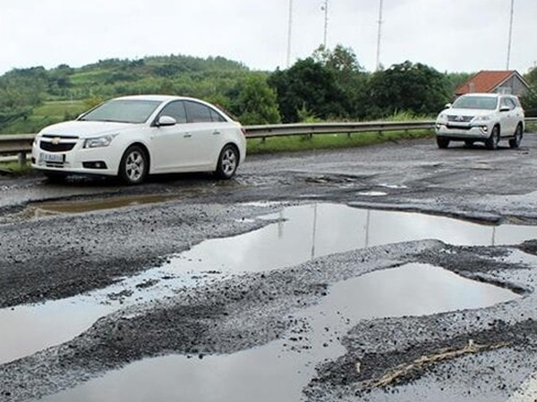 Cách vượt qua cung đường nhiều 'ổ gà' vừa an toàn, vừa đỡ tốn tiền sửa xe