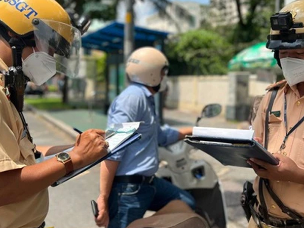 Để không bị phạt khi đi xe không chính chủ, cần phải mang những loại giấy tờ nào?