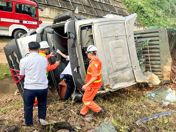 Xe đầu kéo lật trên cao tốc, tài xế tử vong