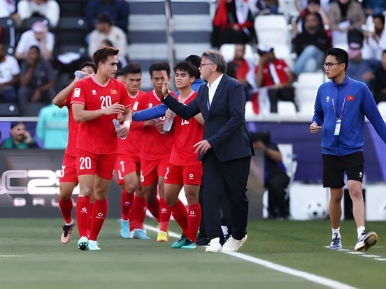 HLV Troussier: 'Dư luận Việt Nam chưa hiểu về bóng đá tập thể, chỉ thích cá nhân tỏa sáng'