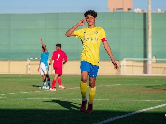 Quý tử nhà Ronaldo nhận được vinh dự đặc biệt tại U13 Al Nassr, sở hữu chiều cao và khả năng ghi bàn đều đỉnh nhất đội