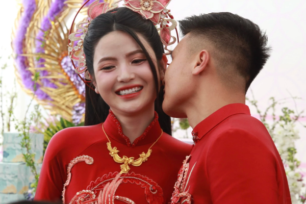 Chu Thanh Huyền có động thái bất ngờ trong ngày Quang Hải tỏa sáng