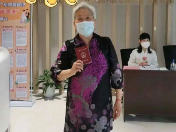 Bức ảnh cụ bà 73 tuổi cầm chứng nhận ly hôn gây sốt cõi mạng: 'Một lần nữa dũng cảm theo đuổi cuộc sống mới, làm lại từ đầu'