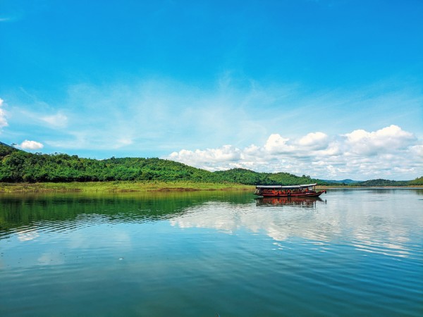 Né cảnh đông đúc, khách đi du xuân, cắm trại ở ‘vịnh Hạ Long của Tây Nguyên’