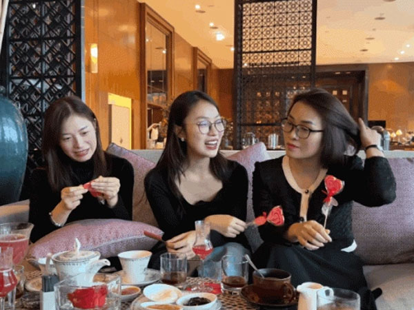 Khánh Vy để lộ khoảnh khắc quẹt thẻ đen, làm 'phú bà' đưa chị gái đi shopping: Thích là mua, không cần sale hay nhìn giá!