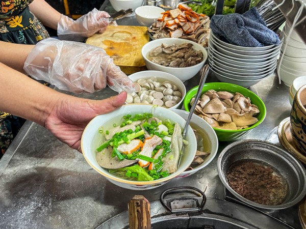 Quán hủ tiếu trong phim 'Mai' đông đột biến, chủ quán tiết lộ điều bất ngờ