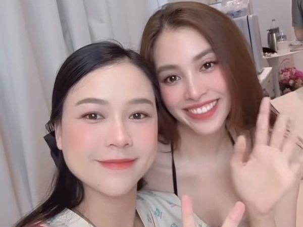 Sam lộ diện hậu chào đón cặp song sinh: Đọ sắc bên Hoa hậu Tiểu Vy, khoe được tặng 'núi' quà