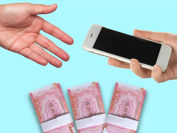 Trả lại điện thoại cho người chủ nhân, cô gái không ngờ nhận được phong bì ‘hậu tạ’ chứa tiền giả