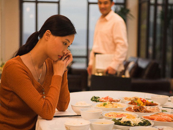 Chê cơm vợ nấu, chồng hở ra là đòi đi ăn mì, vợ sinh nghi đem kiểm tra phát hiện bí mật chấn động