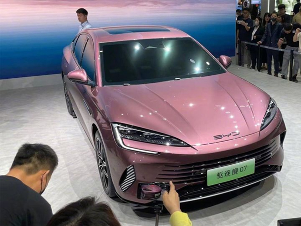Doanh số xe hybrid sạc điện đang tăng mạnh hơn ôtô điện