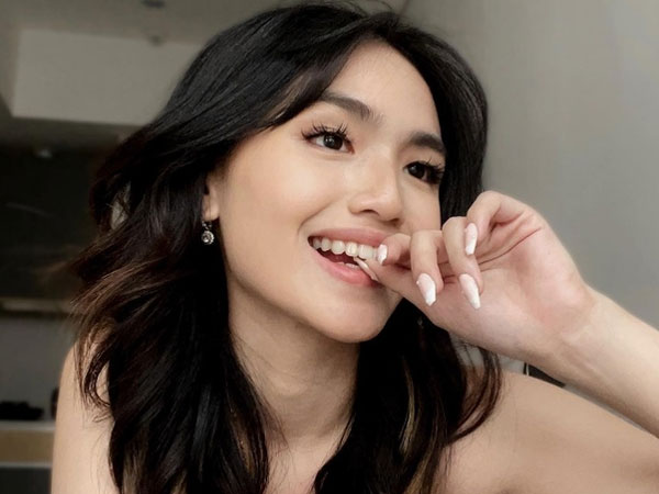 Xịt thứ nước 'chua loét' lên tóc, cô nàng blogger châu Á nhận về cái kết mỹ mãn