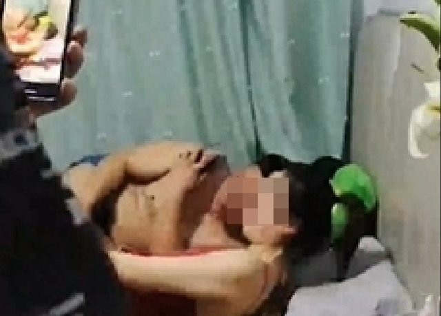Bắt quả tang vợ đang ở bên nhân tình, chồng xông vào đối chất thì giật mình trước câu nói của vợ