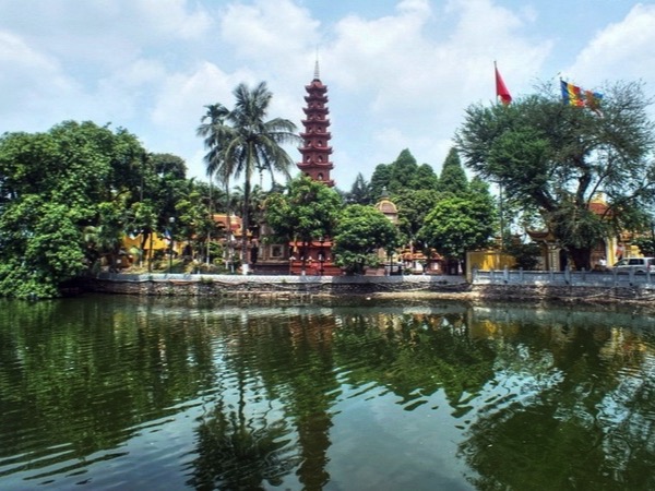 Loạt đền chùa cổ phải ghé thăm trên con đường 'lãng mạn nhất Hà Nội'