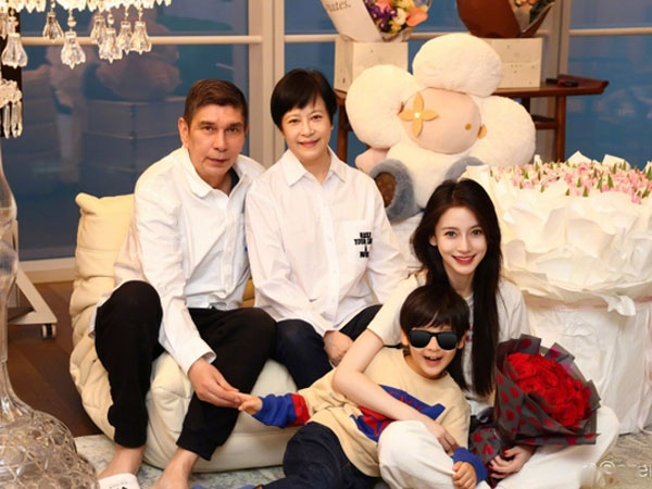 Angelababy lần đầu tự công khai ảnh rõ nét của quý tử, động thái tổ chức sinh nhật giữa nghi vấn bị ghẻ lạnh gây chú ý