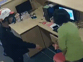 Camera an ninh vụ thanh niên dùng dao khống chế 2 phụ nữ trong tiệm game cướp tài sản
