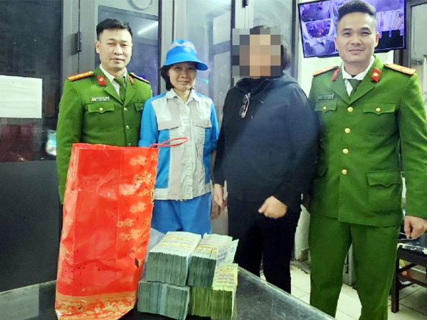 Người đàn ông ở Hà Nội sơ suất mang túi tiền hơn 1,1 tỷ đồng bỏ vào thùng rác