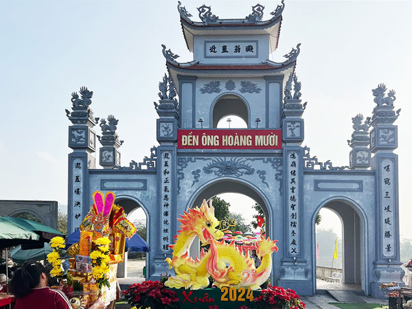 Tạm đình chỉ 2 người nghi ‘biển thủ’ tiền công đức ở đền ông Hoàng Mười