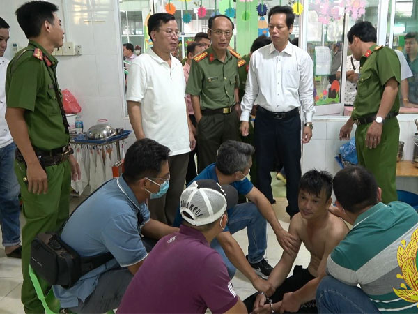 90 phút căng thẳng giải cứu 3 bé bị kẻ 'ngáo đá' cầm dao khống chế tại trường