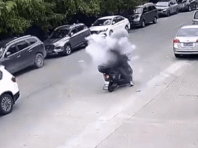 Clip: Pháo chở trên xe bất ngờ phát nổ, người đàn ông sợ hãi bỏ chạy