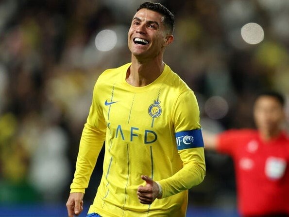 Bị phạt 200 triệu vì có hành động phản cảm trước mặt fan đội bạn, Ronaldo mất bao lâu để kiếm xong số tiền này?