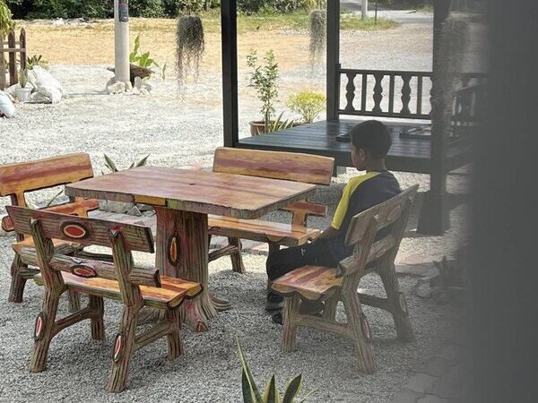 Cha mẹ ly hôn, từ chối liên lạc, cậu bé bơ vơ ở lại trường khiến cư dân mạng xót xa
