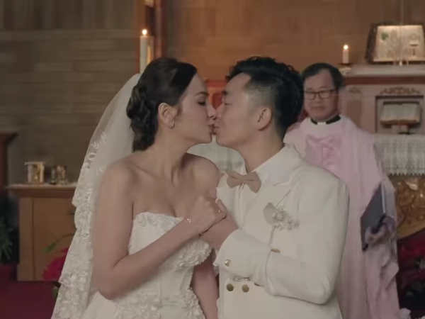 Hôn lễ Hoa hậu Diễm Hương và chồng thứ 3: Cô dâu diện váy cưới quyến rũ, khoảnh khắc 'khóa môi' cực tình tứ