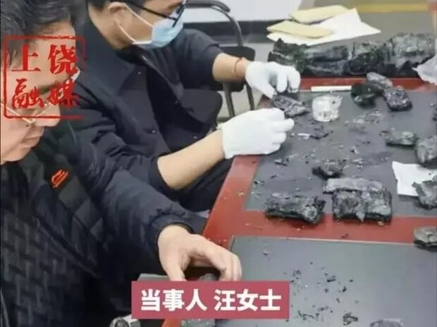 Cậu bé đốt gần 700 triệu đồng tiền mặt của bố mẹ, nhân viên ngân hàng nhìn đống tiền cháy đen: 'Chúng tôi đã cố gắng hết sức'