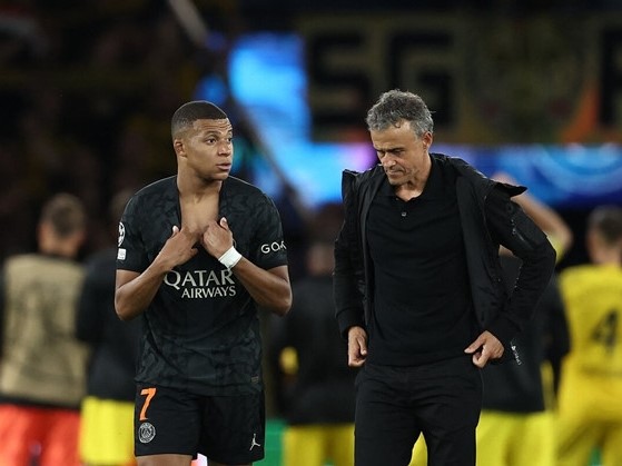 Luis Enrique huỵch toẹt lý do khiến Mbappe tức giận bỏ lên khán đài