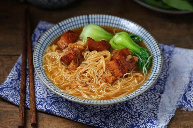 Hai mẹ con đi ăn mỳ bị chủ quán hét giá 6,8 triệu đồng/bát, lúc sau người bị cảnh sát bắt lại là bà mẹ