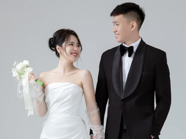Đồng đội của Công Phượng, Văn Toàn lấy vợ, khoe bộ ảnh cưới đơn giản mà ai cũng phải khen 'đẹp quá nhỉ'