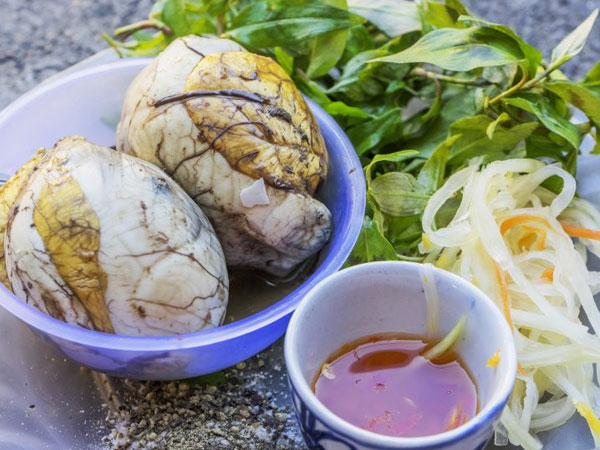 Trứng vịt lộn ngon, nhiều chất bổ nhưng ai không nên ăn?