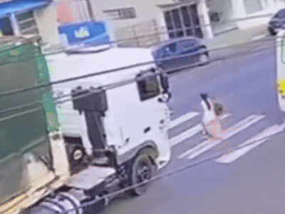 Clip: Đi bộ qua đường, người phụ nữ bị xe tải cuốn vào gầm và cái kết
