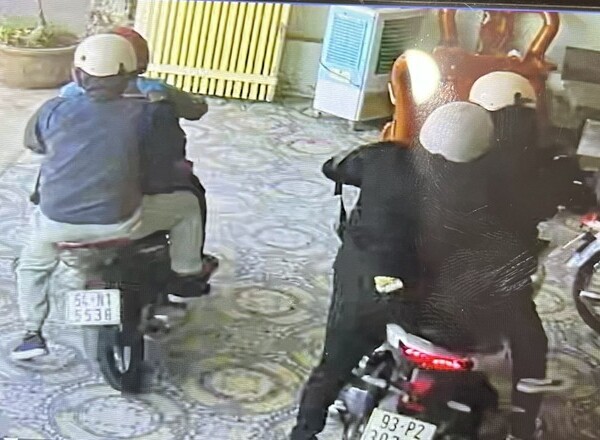 Truy bắt 4 người nghi dùng súng cướp tiệm vàng ở Bình Dương