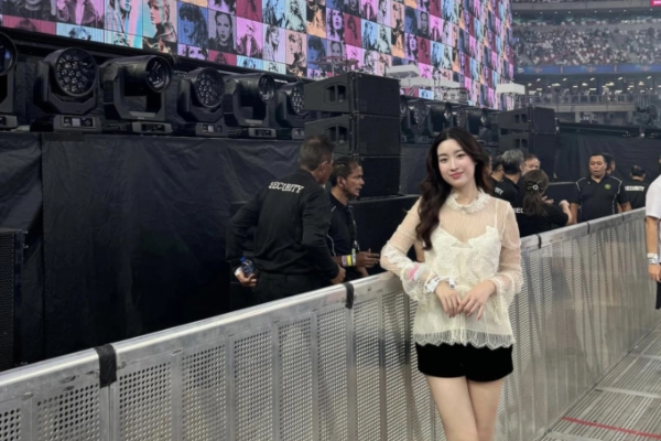 Mẹ bỉm sữa Đỗ Mỹ Linh đi đu concert Taylor Swift, được chồng chủ tịch CLB Hà Nội và anh trai chồng 'hộ tống'