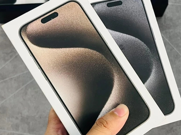 iPhone 15 Pro Max ở Việt Nam giảm giá mạnh, rẻ hơn cả Thái Lan, Singapore?