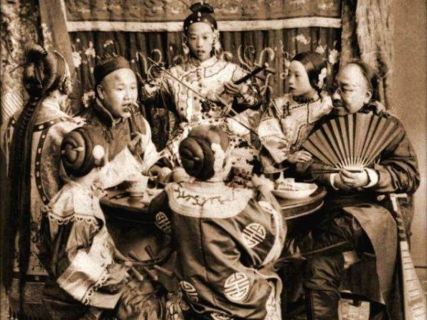 Ảnh cũ ghi lại bên trong kỹ viện thời nhà Thanh: Có nhiều điều khiến bạn phải vỡ lẽ vì quá khác trên phim