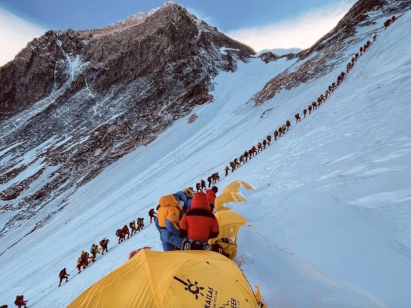 Nepal yêu cầu tất cả những người leo núi Everest phải gắn chip theo dõi