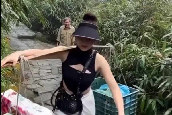 Hot girl xe tải bất ngờ xuất hiện phụ giúp người đàn ông thồ hàng trên núi Yên Tử nhưng dân mạng chỉ soi 1 chi tiết 'lạ'